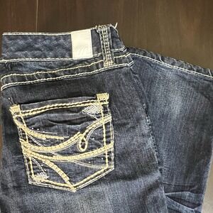 Maurices Junior Women's Capri Jeans 11/12‎ Straight Leg Dark Wash Embroidered